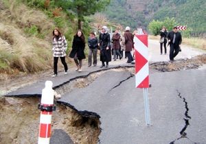 Alanya'da şiddetli yağmur nedeniyle yol çöktü