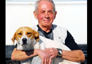 Emekli nöropsikiyatrist, sokak köpeklerini eğitiyor
