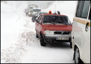 Akseki-Seydişehir yolunda kar trafiği olumsuz etkiliyor