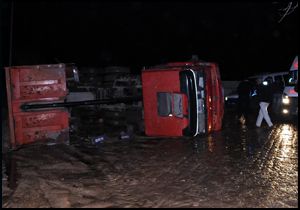 Kaleiçinde kamyon devrildi:2 yaralı