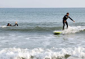 Alanya'da aralık ayında denizde sörf