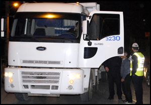 Kaçamayınca kaçak kumu yola boşalttı