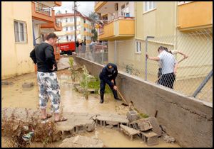 Manavgat'ta evleri ve işyerlerini su bastı
