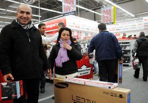 Alışveriş için saatlerce beklediler