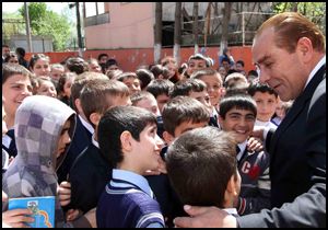 Kaya Atatürk'e benzerliğiyle öğrencileri şaşırttı
