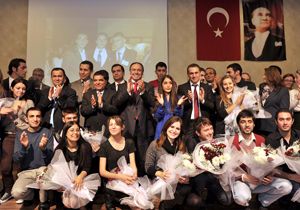 Ödüllü genç iletişimcilere rektör sürprizi