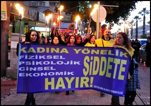 Kadınlardan meşaleli yürüyüş