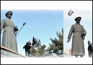 Atatürk heykelinde gösteri