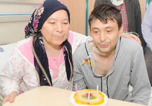 Doğum gününde, Annesinin böbreğiyle ikinci kez doğdu