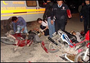 Kumluca'da motosikletler çarpıştı 
