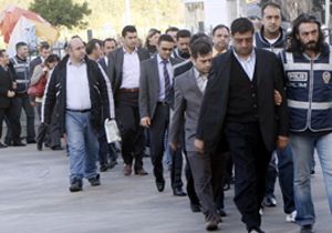 Gözaltındaki ASAT veznedarları adliyeye sevk edildi