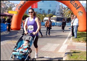 Yarı maratonda 7 aylık bebeği ile koştu