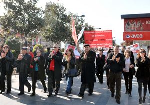 Antalya'da CHP'liler fezlekeyi protesto etti