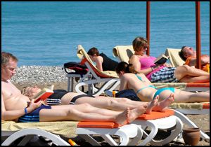 Güneşi gören turistler Kemer'de plaja gitti