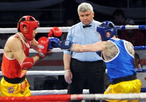 Muay Thai  hakemi kaymakam maç yönetti
