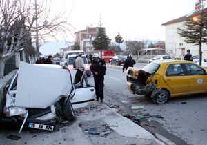 Park halindeki araçlara çarptı