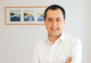 Patron dolabın içine saklanmış