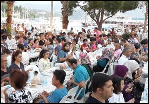 Kaş ta geleneksel iftar buluşması