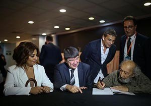 Ara Güler, Türel'e kitabını hediye etti