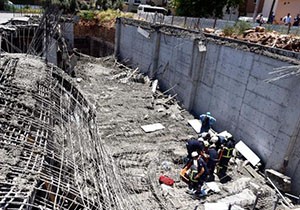 İnşaat kalıpları çöktü: 4 işçi yaralı