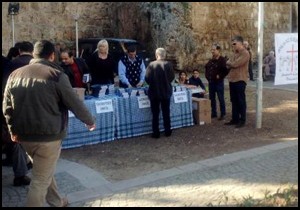 Kilise önünde incil dağıtımına polis müdahale etti