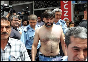 Kredi borcunu ödeyemeyince benzinle çatıya çıktı