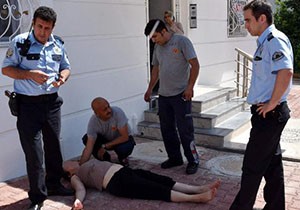 Oğlunu evden çıkarıp intihara kalkıştı