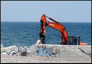 İş makineleri plajda kontak açtı