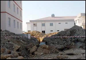 Toprak altında kalan işçi yaralandı