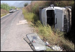 İşçi taşıyan kamyonet devrildi: 1 ölü