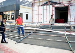 Kemer'de inşaat iskelesi çöktü