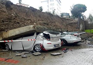 İstinat duvarı araçların üzerine devrildi