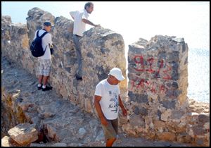  Kültür mirası  Alanya kalesine  yazı  darbesi
