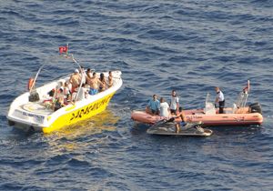 Jet-Ski devrilince denizde mahsur kaldılar