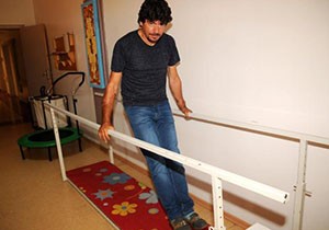 Yeni kollarıyla jimnastik yapıyor