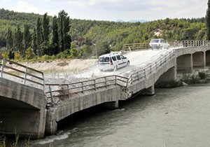 Çöken köprü kullanılıyor