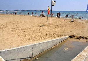 Side Plajı'nda yayılan kötü koku rahatsız etti