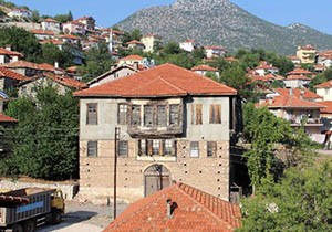 Kültür varlığı konağın temeline kepçeli müdahale AEDAŞ'tan
