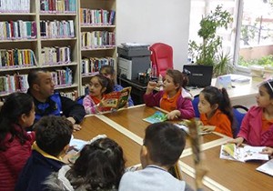 Polis, öğrencileri kütüphaneye götürdü