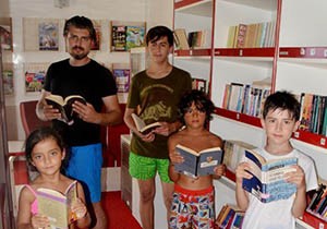 Tatilcilerden gezici kütüphaneye ilgi