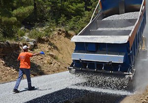 Kırsal alanda asfalt çalışmaları