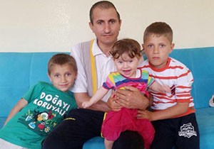 7 aylık kızıyla birlikte konuşmayı yeniden öğrenecek
