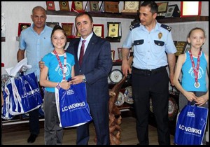 Polis müdüründen altın kızlara moral