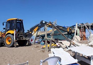 Manavgat'ta sahildeki kaçak yapılar yıkıldı