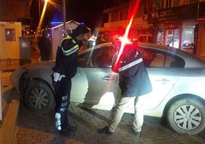 Otomobiliyle önce polis aracına sonra duvara çarpıp kaçtı