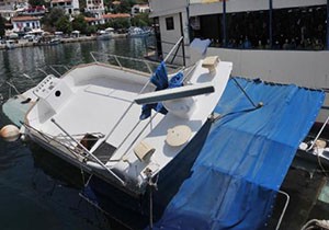 Kaş'ta denize indirilen tekne battı