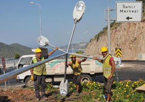 Kaş sahil yolunda aydınlatma çalışması