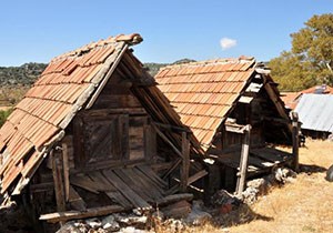 Kaş'ta asırlık ahşap ambarlar ilgi bekliyor