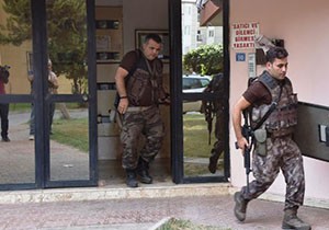 Eşi ve oğlunu 2 saat rehin aldı