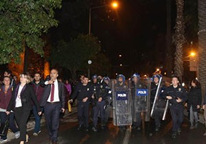 Antalya'da yürümek isteyen kadınlara polis müdahalesi